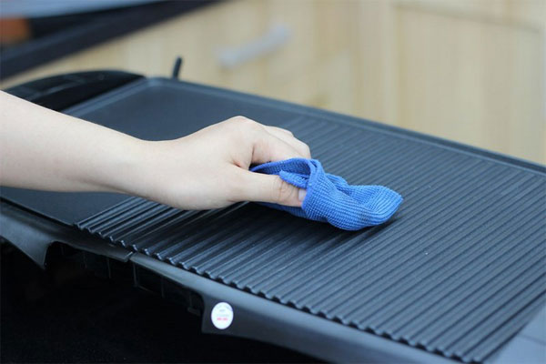 Ve sinh bep nuong dien an toan co kho nhu ban nghi.jpg